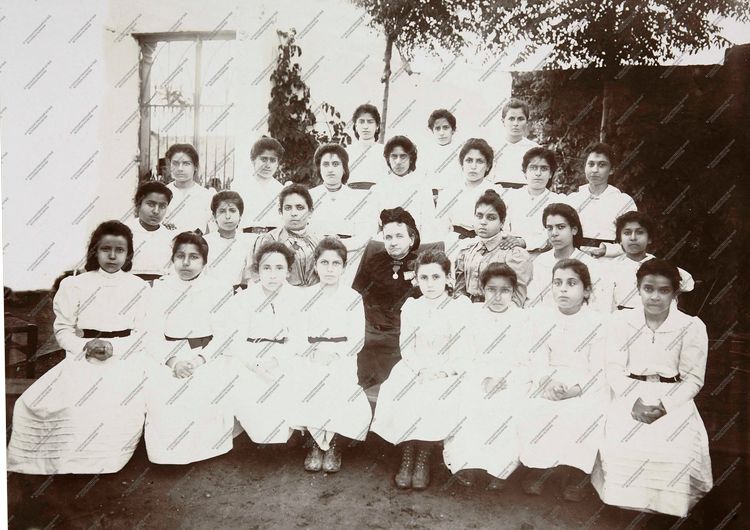 Группа учеников и учительниц школы св. пророка Илии в Бейруте. В черном платье М.А. Черкасова