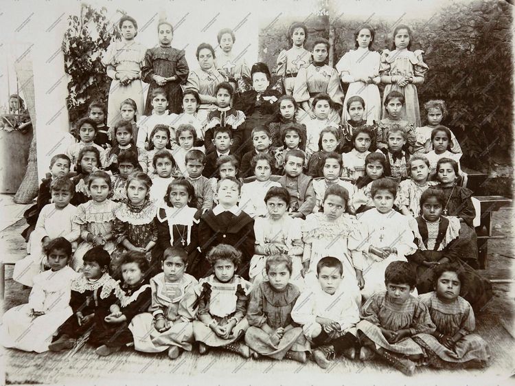 Группа учительниц и учеников школы св. св. Архистратига Михаила в Бейруте