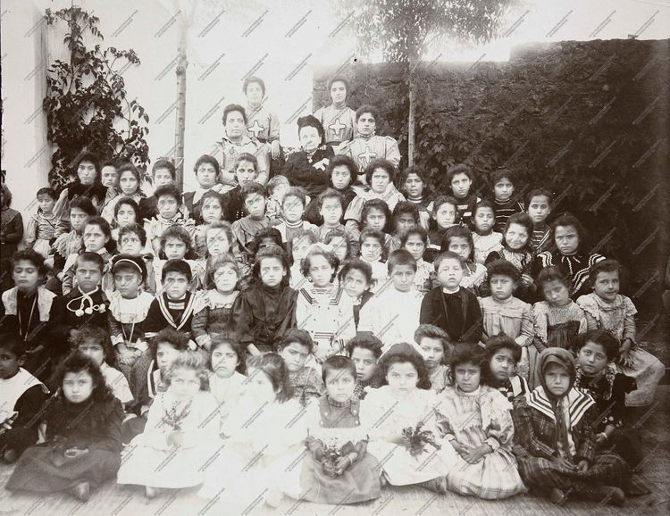 Группа учительниц и учеников школы св. Георгия в Бейруте В черном платье М.А. Черкасова